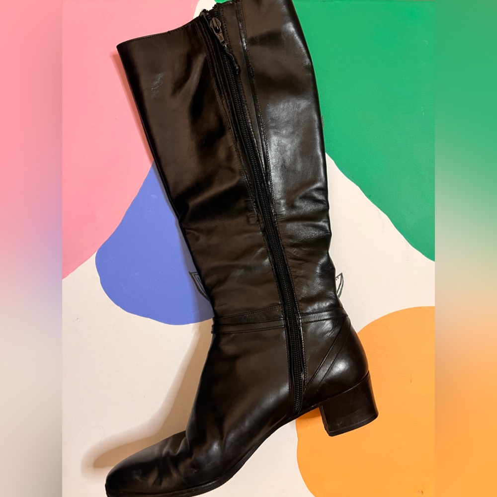 SALVATORE FERRAGAMO BLACK LEATHER BOOTS IN GUC SIZE 7 WOMENS